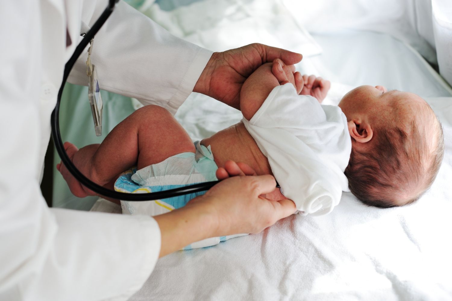 A primeira consulta de vigilância de saúde do recém-nascido